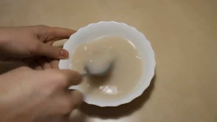 За да приготвите месни пайове, пригответе мая