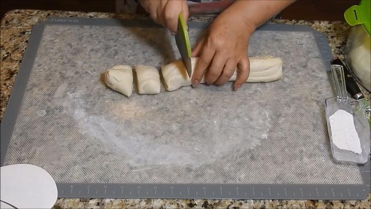 За да направите месни банички във фурната, нарежете тестото