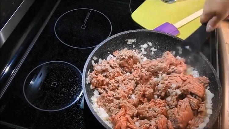 За да направите месни банички във фурната добавете мляно месо към лука