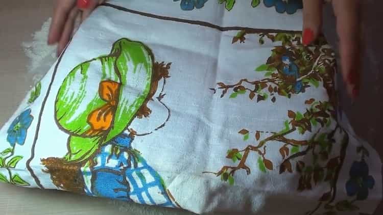 За да приготвите пайове с наденица, оставете тестото да престои
