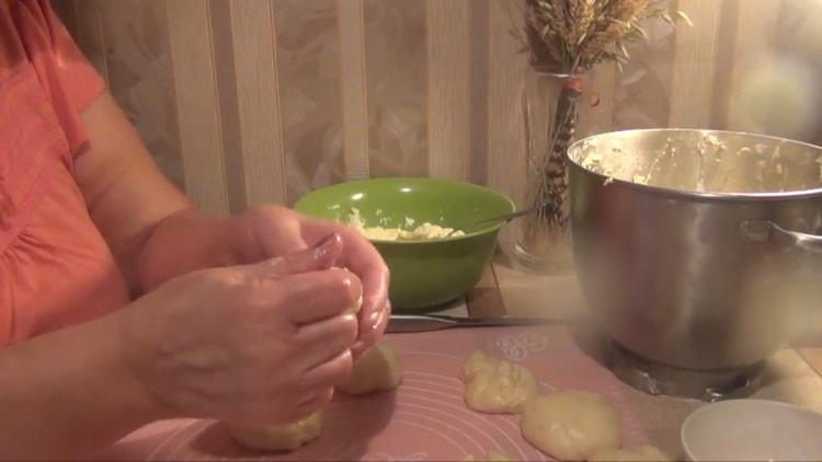 За да направите торти с извара, разделете тестото