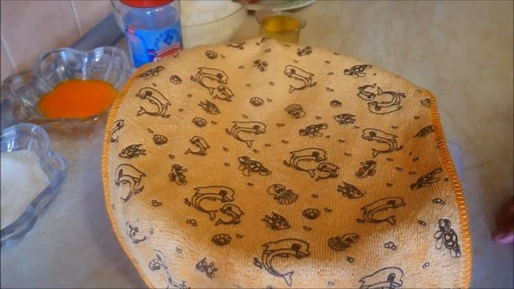 За да направите ябълкови пайове във фурната, покрийте тестото с кърпа