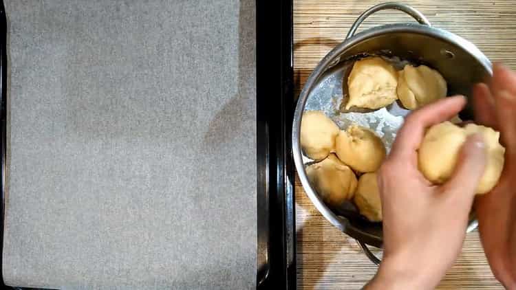 За да приготвите кифлички с шрот, подгответе лист за печене