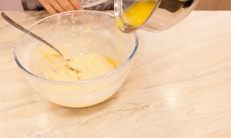 Добавете масло, за да направите понички във фурната