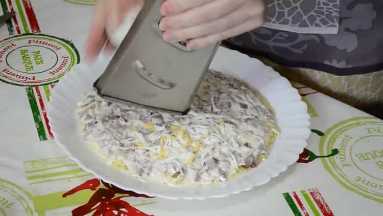 За готвене на херинга под кожено палто, намажете с майонеза