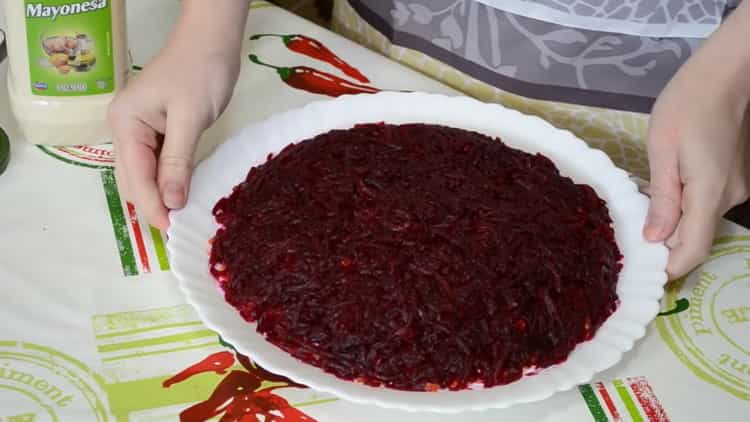 За да готвите херинга под кожено палто, разтривайте цвеклото