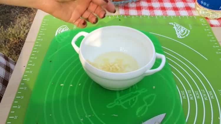 За готвене скумрия на скарата. настържете чесъна