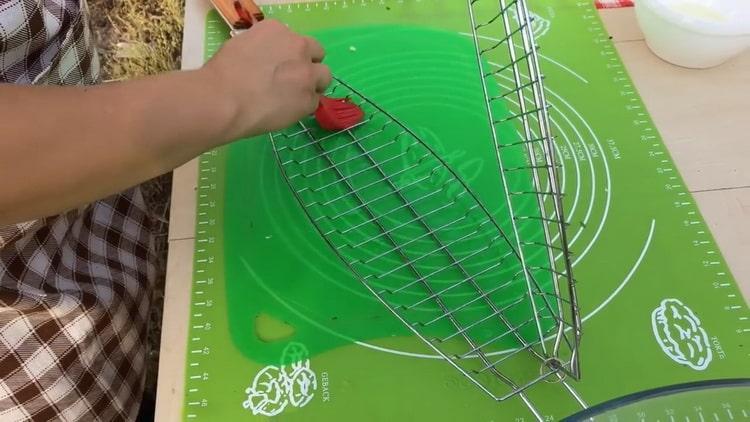 За готвене скумрия на скарата. пропуснете формата