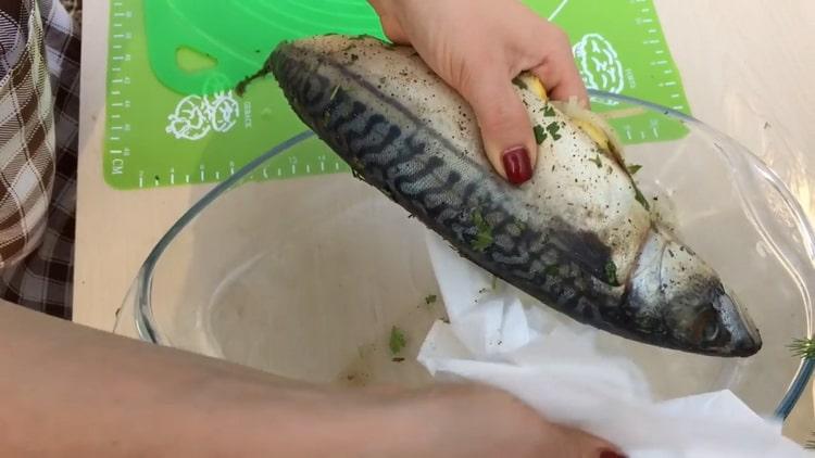 За готвене скумрия на скарата. мариновани риби