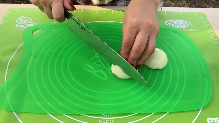 За готвене скумрия на скарата. нарязваме лука