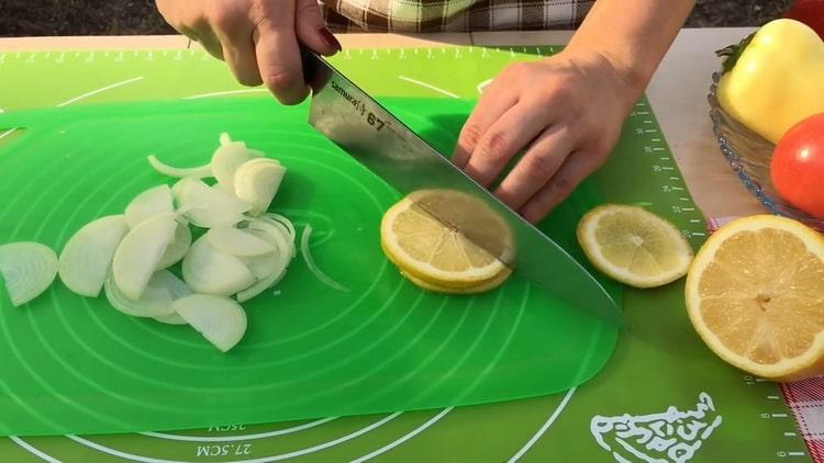 За да готвите скумрия на скара.Разрежете лимон