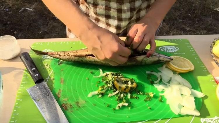 За готвене скумрия на скарата. сложете зелени риби