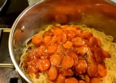 Спагети с колбаси - бързи и невероятно вкусни