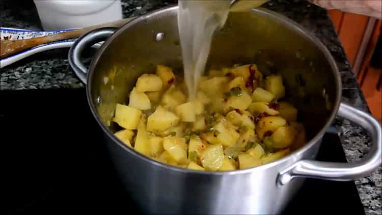 За да направите супа от скумрия, добавете вода