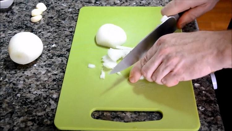 За да направите супа от скумрия, нарязайте лука