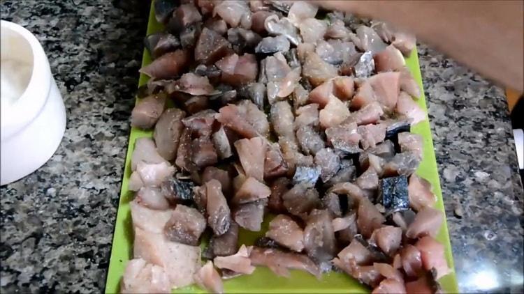 За да направите супа от скумрия, нарежете рибата