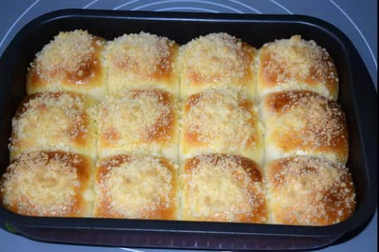 Сгответе тестото и печете вкусни кифлички във фурната