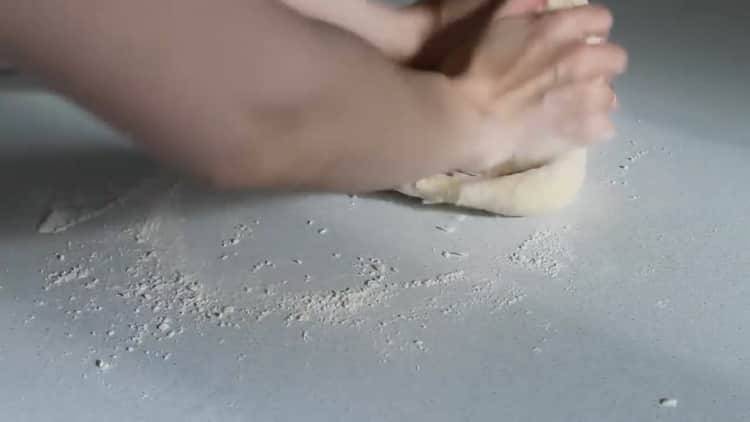 Омесете тестото за сухо тесто с дрожди.