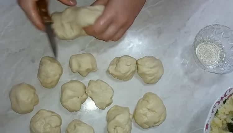 За да приготвите тестото за пайове, разделете тестото
