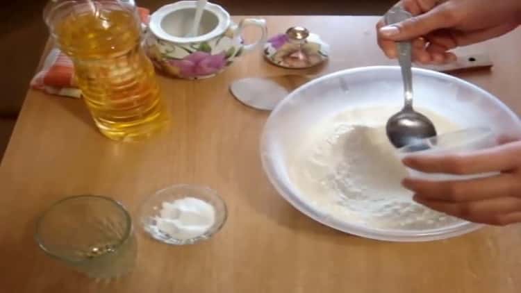 За да направите тесто за паста, смесете съставките
