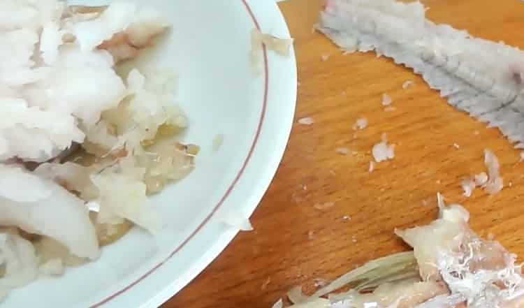За да готвите пълнен щука костур, кожата костите