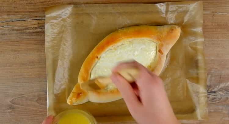 За да приготвите лодка с качапури, предварително загрейте фурната