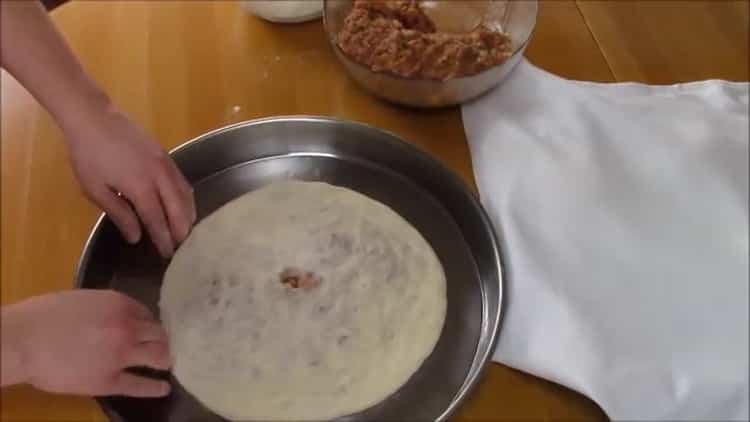 Загрейте фурната, за да приготвите качапури с месо