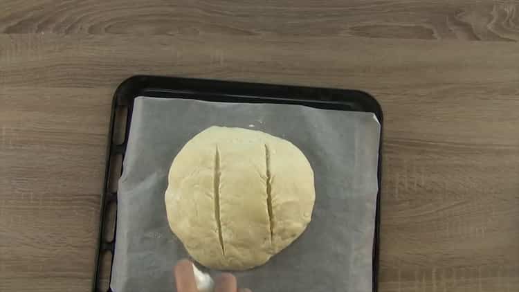 За да направите хляб без омесване, направете разрези върху тестото.