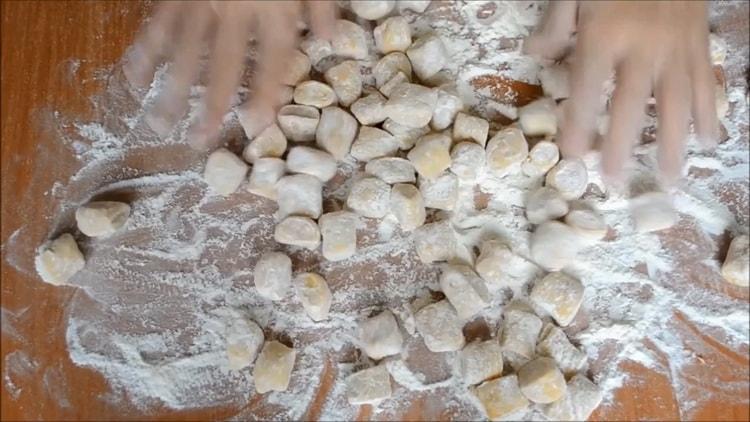 За да направите чак чак в татарски, смесете тестото с брашно