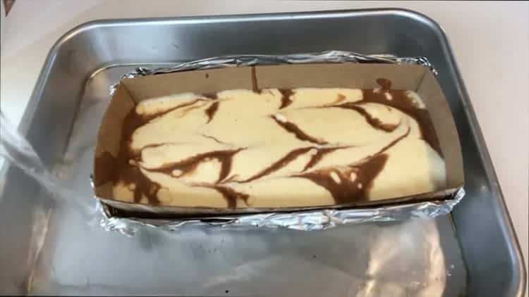 За да приготвите чийзкейк с маскарад и сладкиши, изрежете рисунката