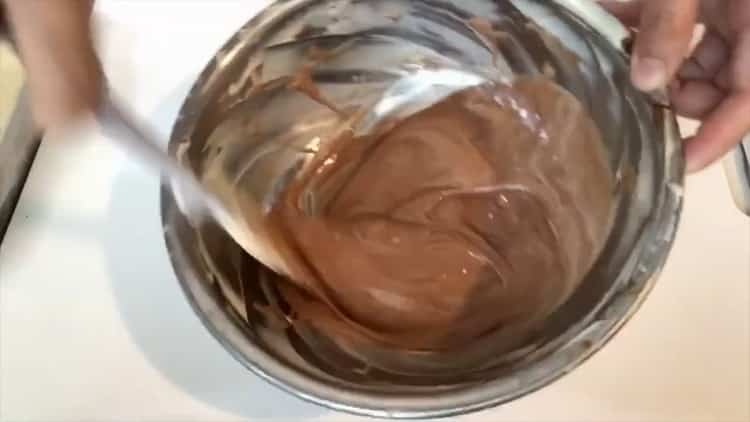 За да направите чийзкейк с маскарад и печене, добавете какао в тестото