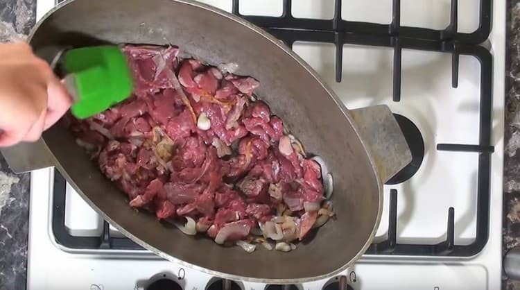 Добавете нарязаното на ситно телешко месо към лука.