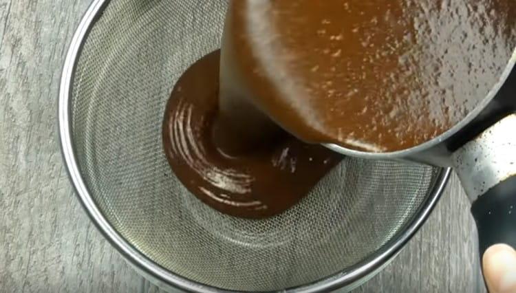 филтрирайте муса през цедка.