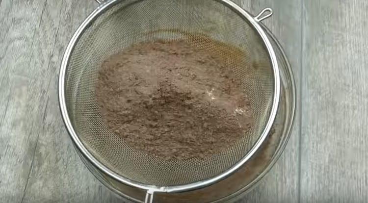 пресейте брашното с какаото и бакпулвера през сито.