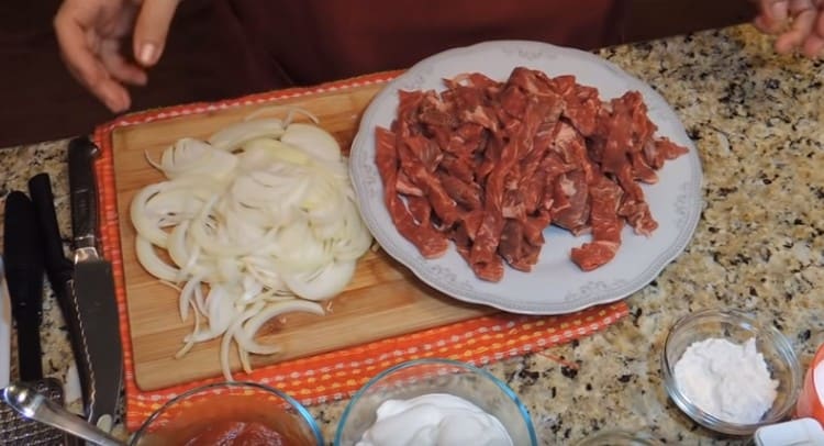 Нарежете лука на тънки полукръгчета.