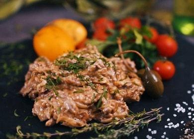 Готвене на телешки строганоф: класическа рецепта със сметана.