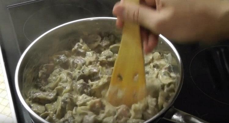 Смесете ястието и го оставете да вари няколко минути.