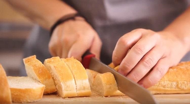 нарязваме багета на филийки.