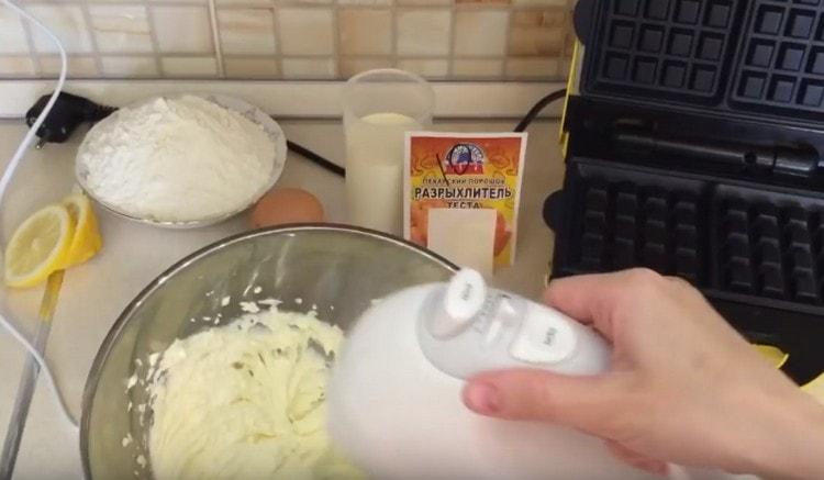 Разбийте маслото със захарта с миксер.