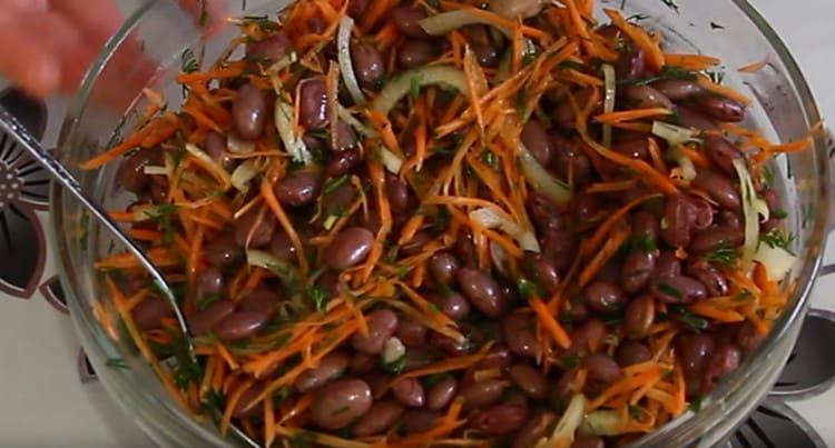 Проста и вкусна бобена салата е готова.