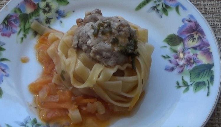 Гнездата, приготвени от тестени изделия с кайма, са много вкусни и също изглеждат красиви.