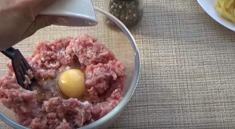 Добавете яйцето към каймата и разбъркайте.