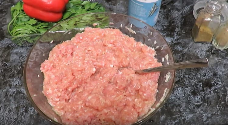 Разбъркайте каймата добре.