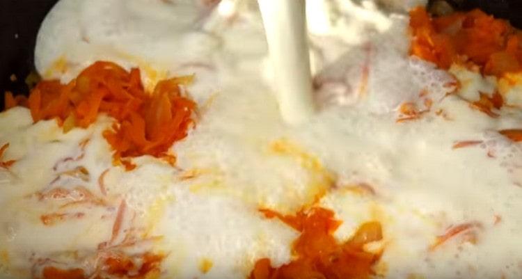 Изсипете зеленчуците в тиган със смес от заквасена сметана.