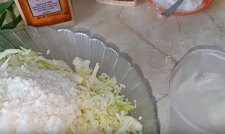 Добавете ориза към каймата.