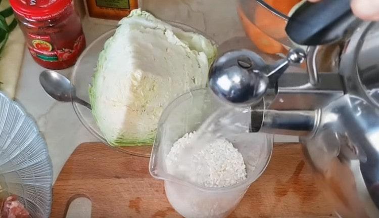 Залейте ориза с вряла вода.