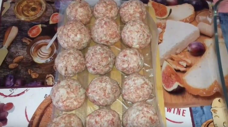 Като смесихме месото, правим кюфтета от него.