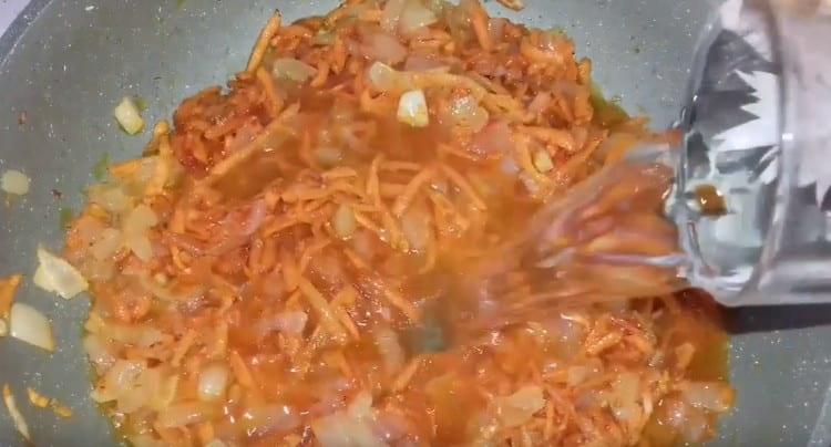 Добавете вода към пърженето.