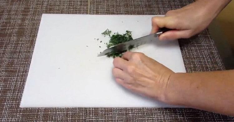 Смелете пресни билки.
