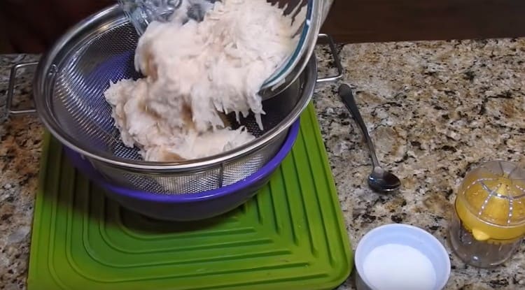 На следващо място, картофите трябва да бъдат прехвърлени в сито, така че течността от чашата.